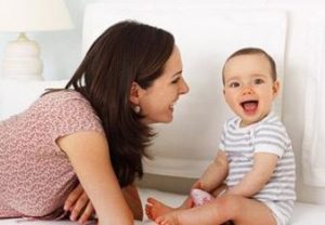 Maman et bébé souriant